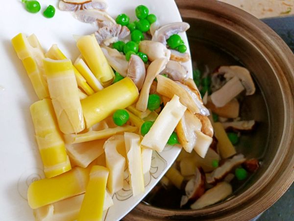 鲜笋青豆松茸汤
