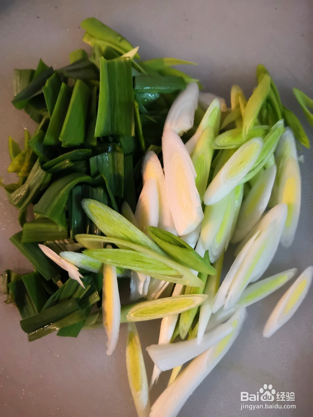 蒜苗香肠的做法