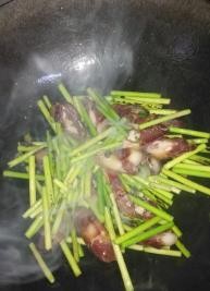 如何做蒜苔炒香肠