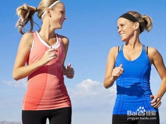 早上洗脸是直接清水洗还是使用洗面奶呢