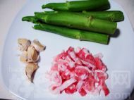 板筋肉炒芥蓝头--做法