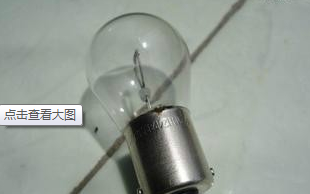 自由侠怎么更换刹车灯。不知道怎么打开尾灯罩