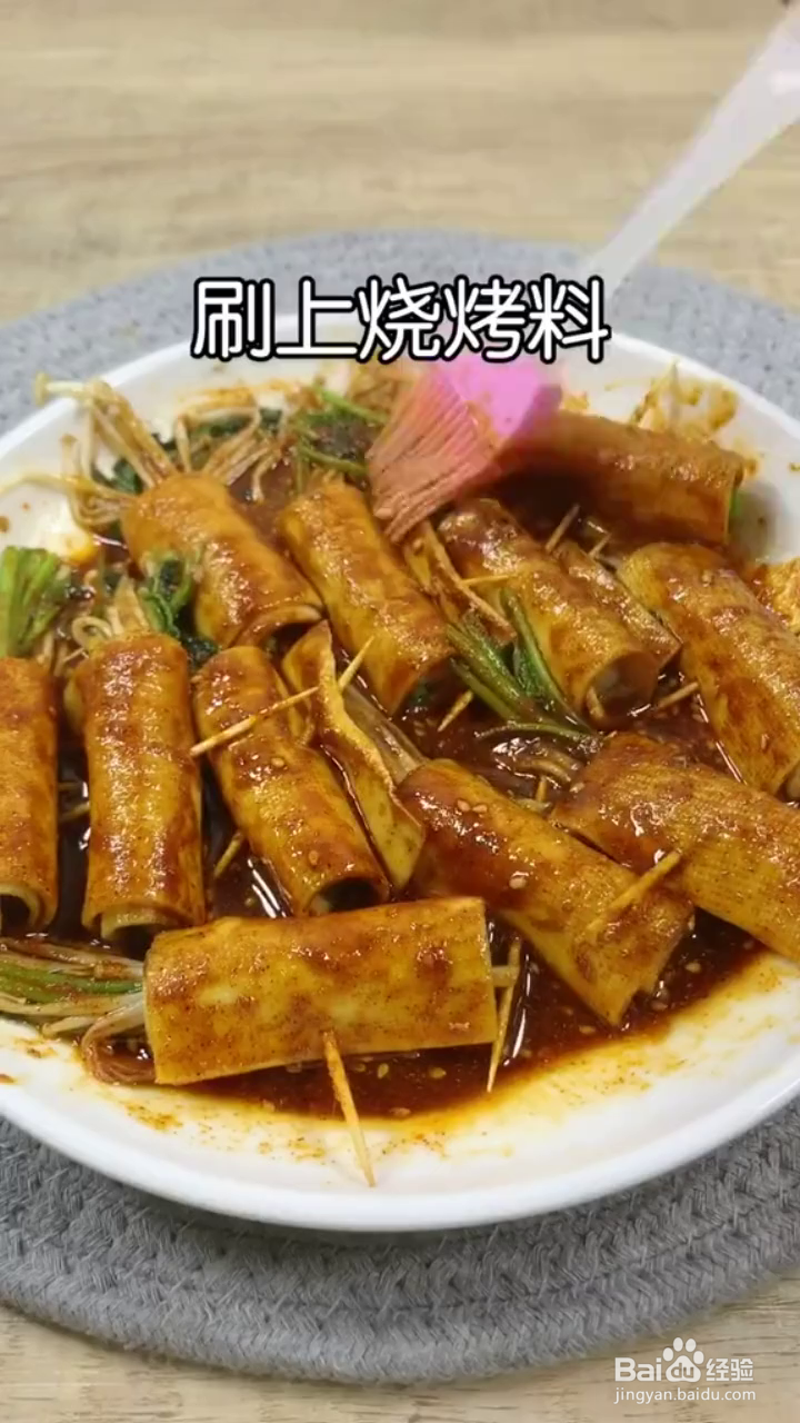 如何制作好吃的香菜金针菇豆皮卷