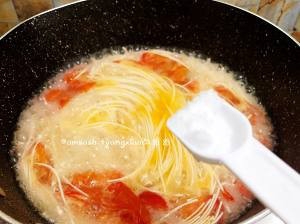 食补养生番茄生菜汤面的做法