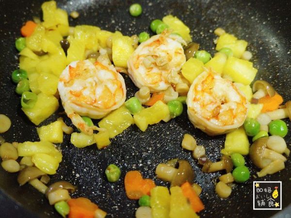 菠萝酸奶鲜虾拌乌冬