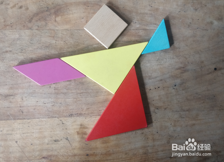 用七巧板怎样拼一个抬着胳膊向前跑的小孩？