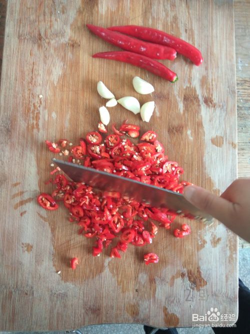 红椒萝卜干炒小干鱼的方法