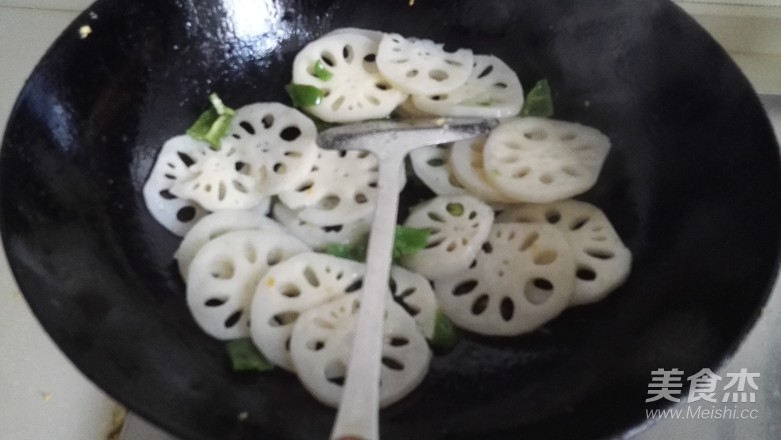 蒜油藕片的做法