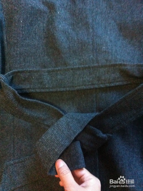 风衣后面腰带怎么系