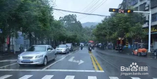 红绿灯路口遇到前车坏了,后面的车应该怎么走