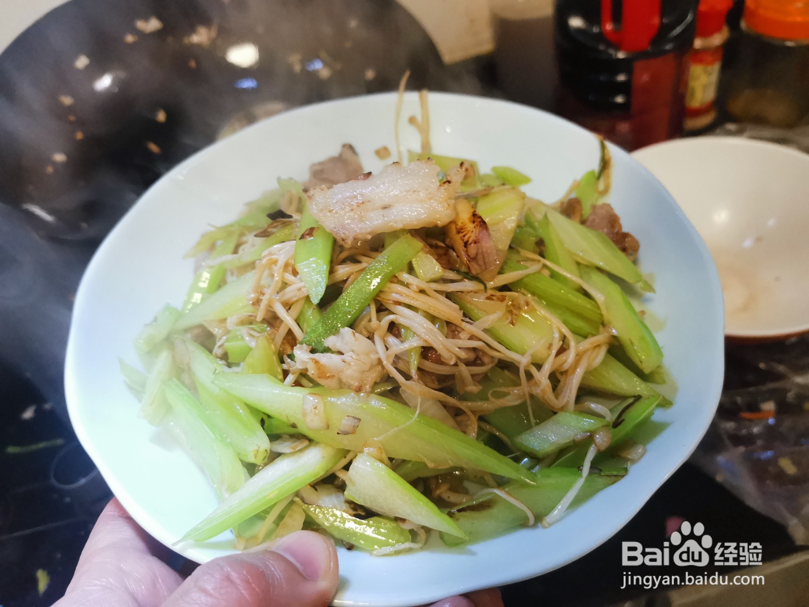 芹菜肉片炒金针菇的做法