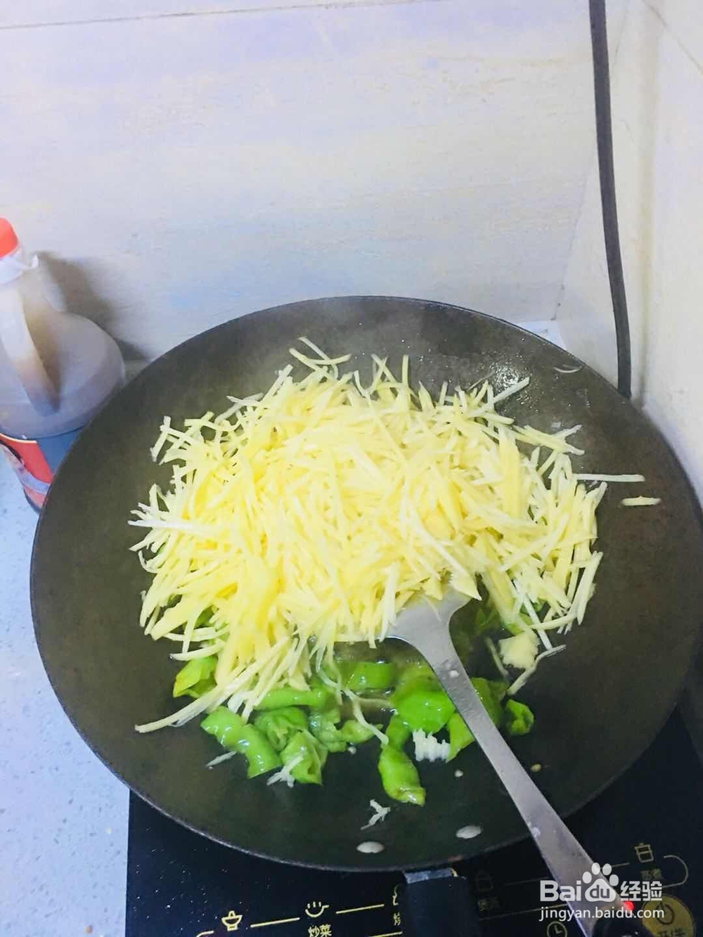 夏天如何制做家常菜尖椒炒土豆丝