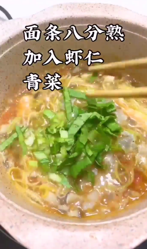 如何做鲜虾菌菇面