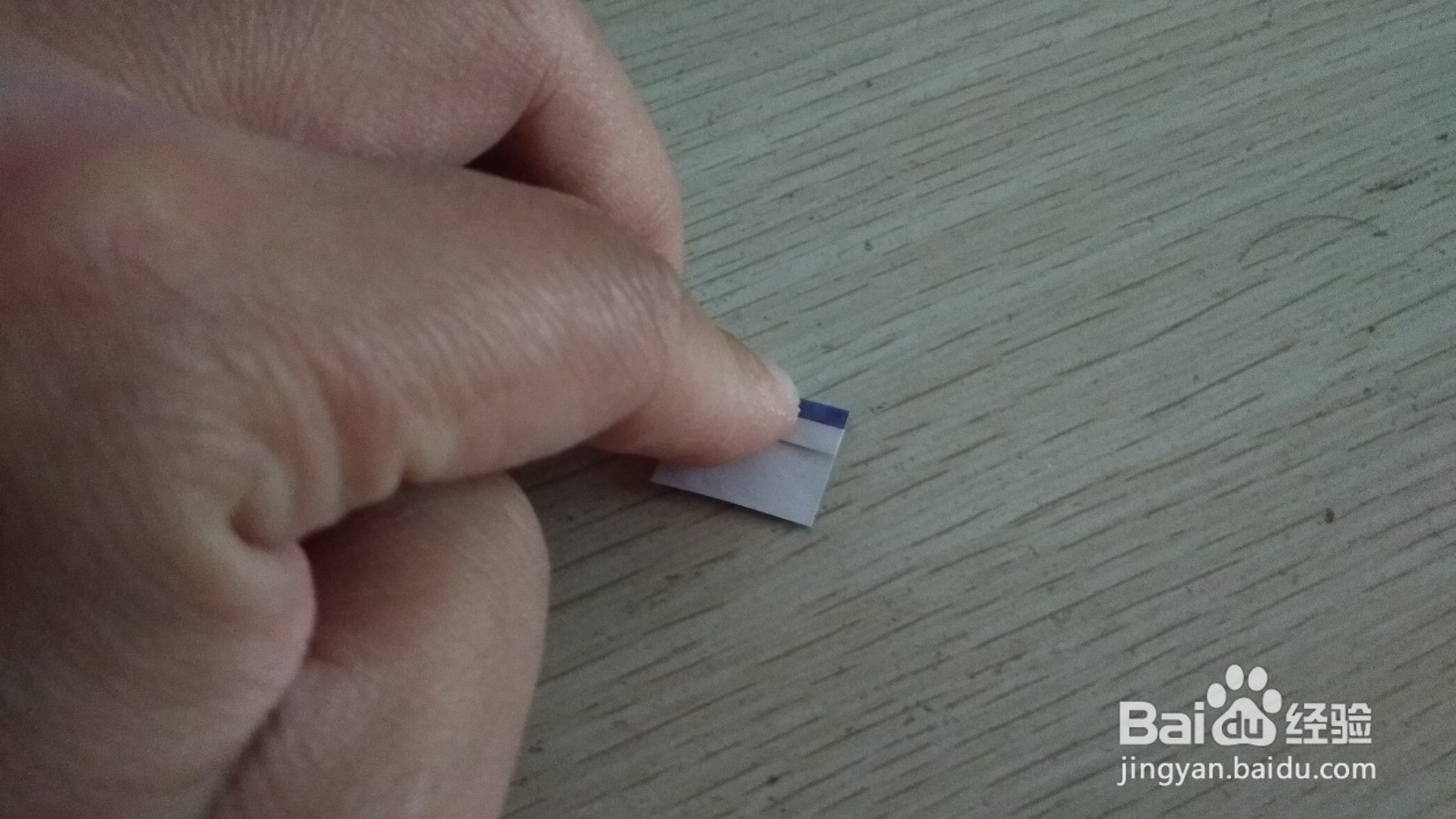 如何用一个长方形纸条做简易的中性笔的支架
