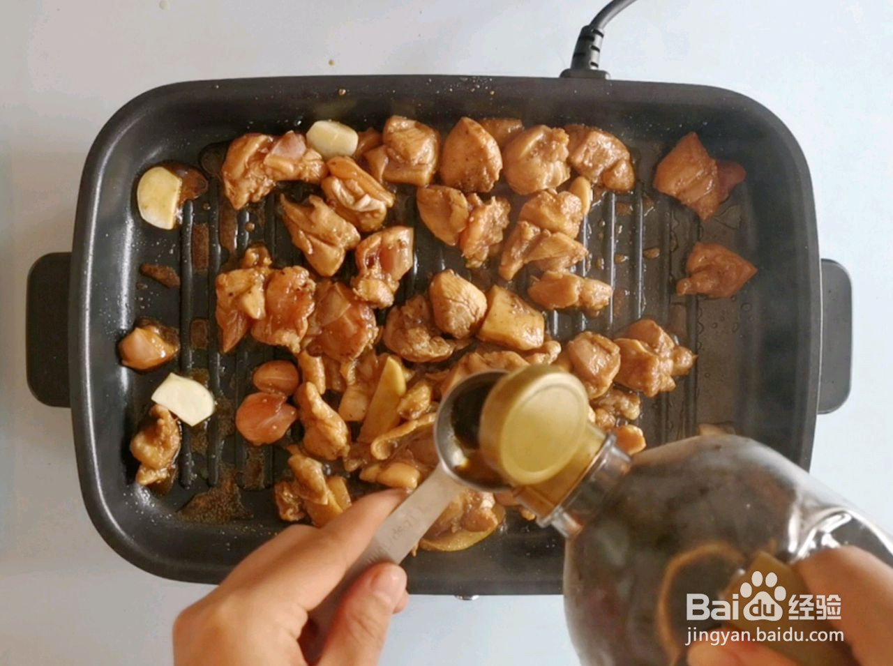 香菇鸡腿焖面的做法