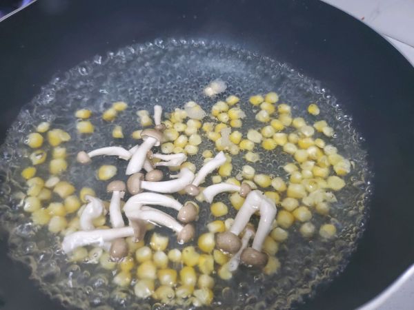 鸡蛋玉米菌菇汤