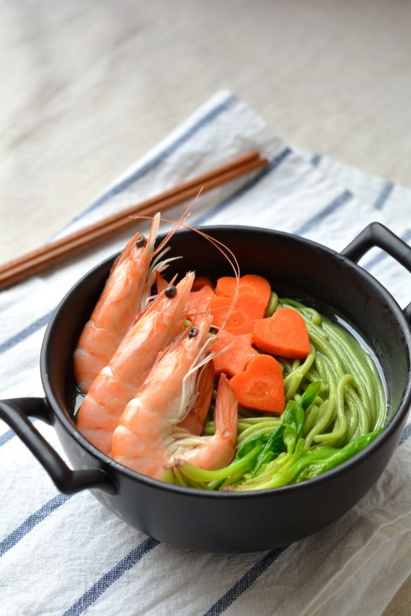 菠菜汁大虾鸡汤面