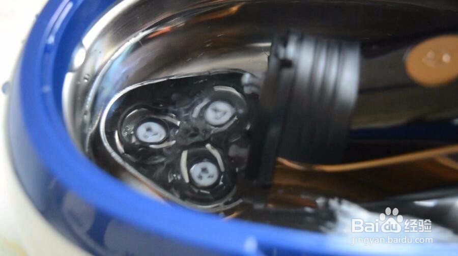 如何清洗电动剃须刀？