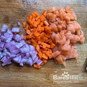 三文鱼炒紫米饭的做法