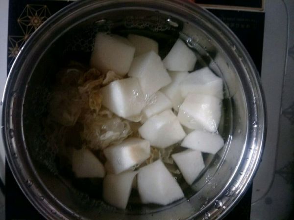 秋梨百合银耳羹