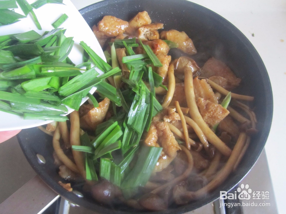 怎么做茶树菇豆腐泡五花肉？