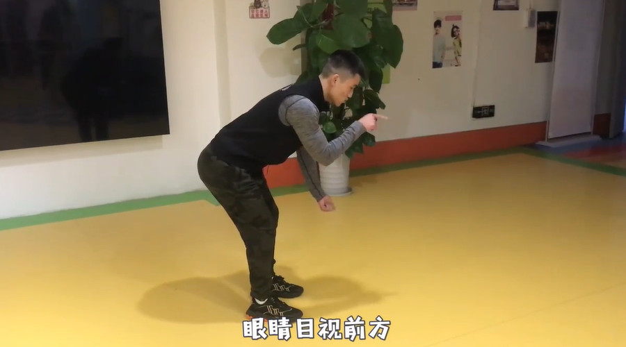 如何改善圆肩驼背