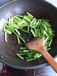 家常菜蒜苗炒肉的做法