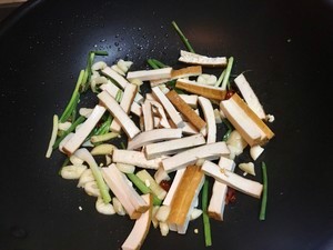 韭菜豆干的做法