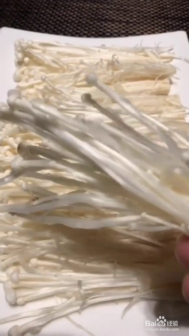如何制作好吃的蒜蓉辣酱金针菇