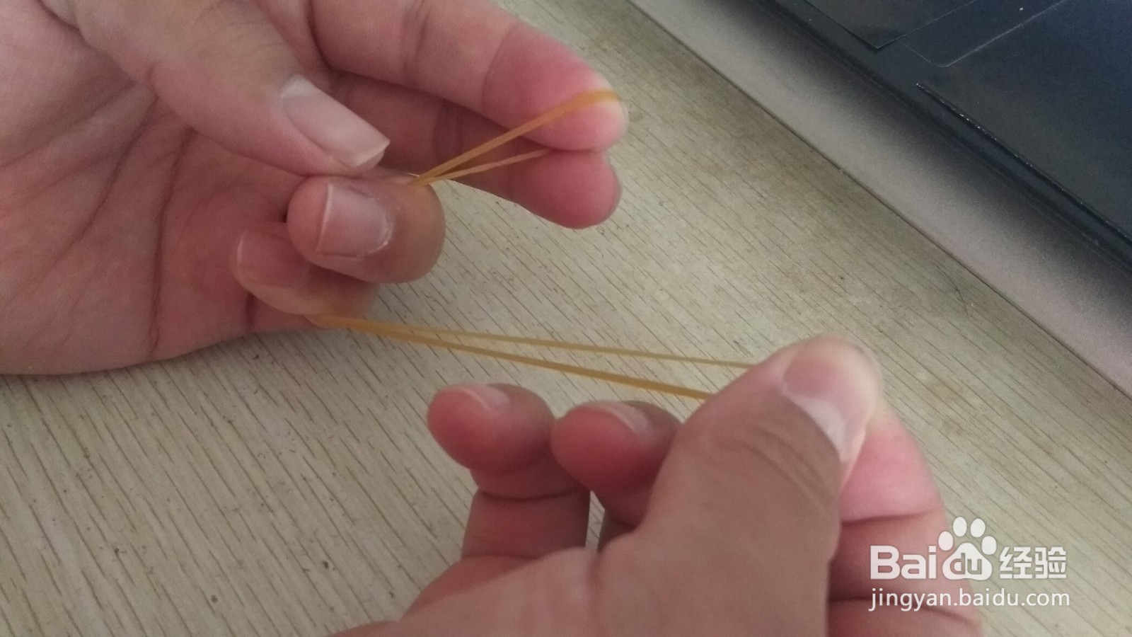 如何用一个橡皮筋和中性笔芯做简易的手机支架