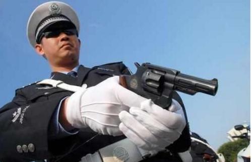 警察可以把枪带回家啊?我看到了,不知道是不是真的,普通人带枪的话怎么处罚