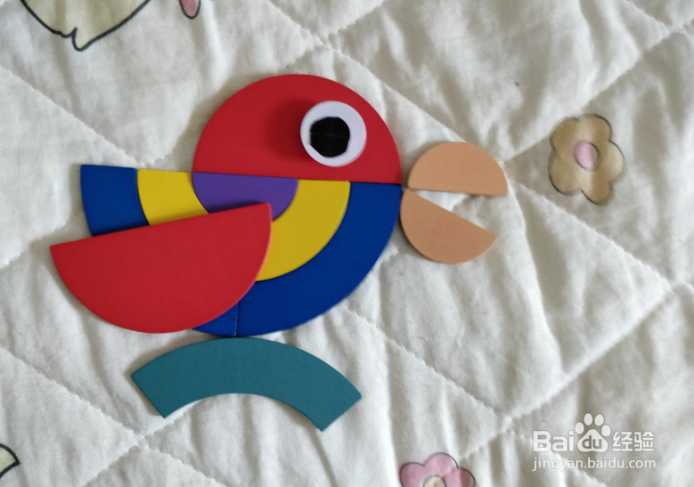 用形状积木怎么拼一只站着拍翅的小鸟？