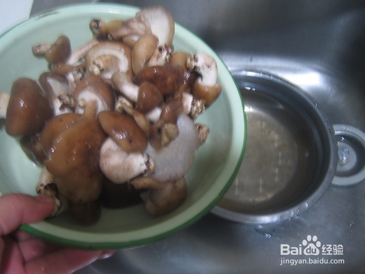 老年人怎样做好鸡块香菇备料