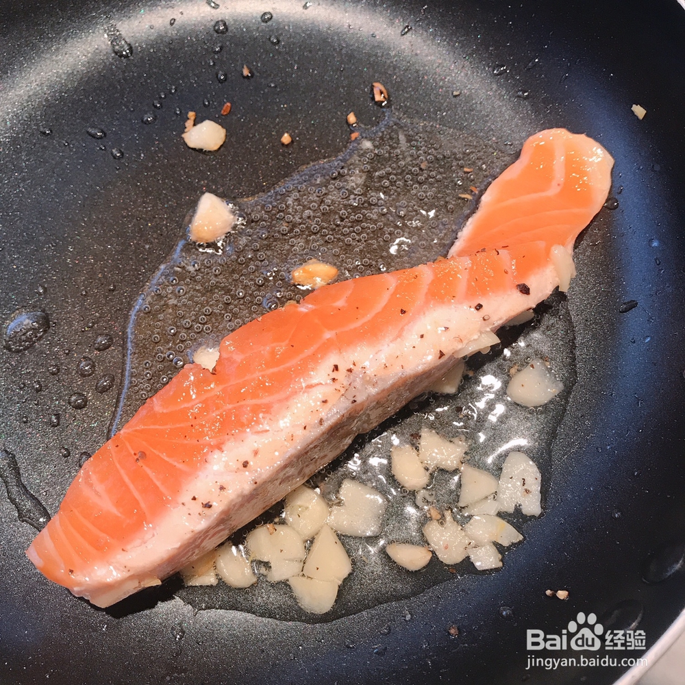 怎么做蒜煎三文鱼芦笋?低脂轻食？