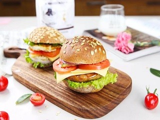 黑全麦牛肉汉堡怎么做
