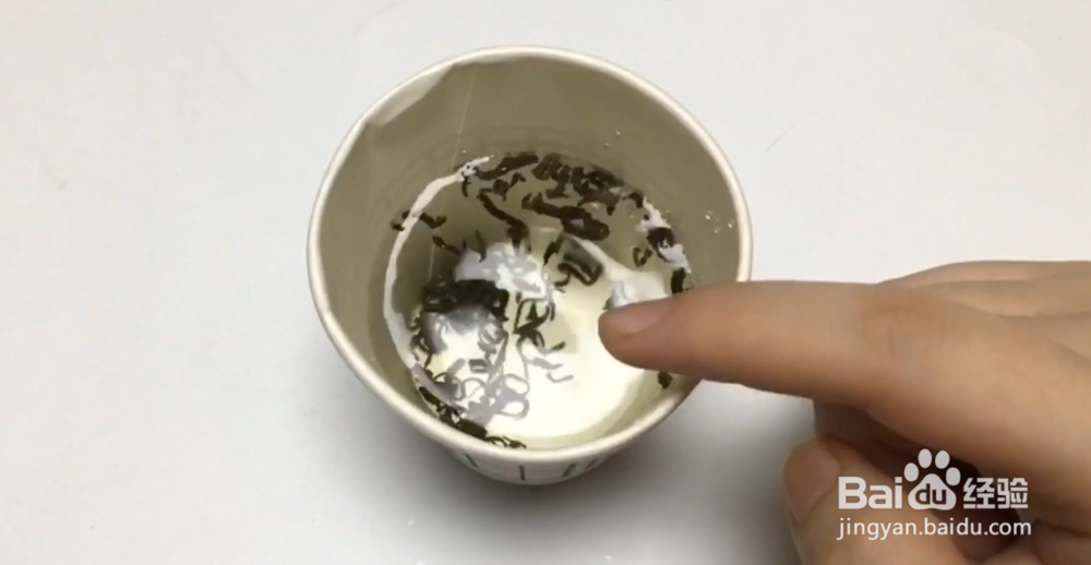 一次性纸杯底部戳几个洞,放在家里招待客人