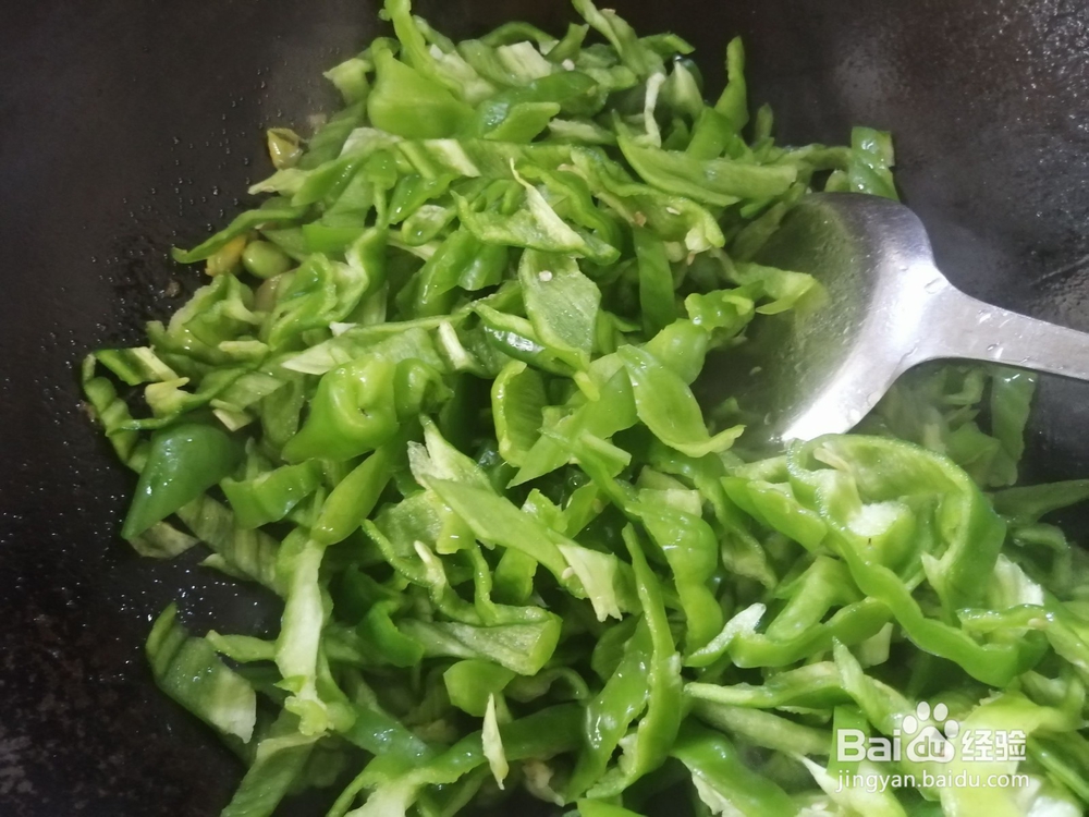 如何做美味的青椒毛豆米