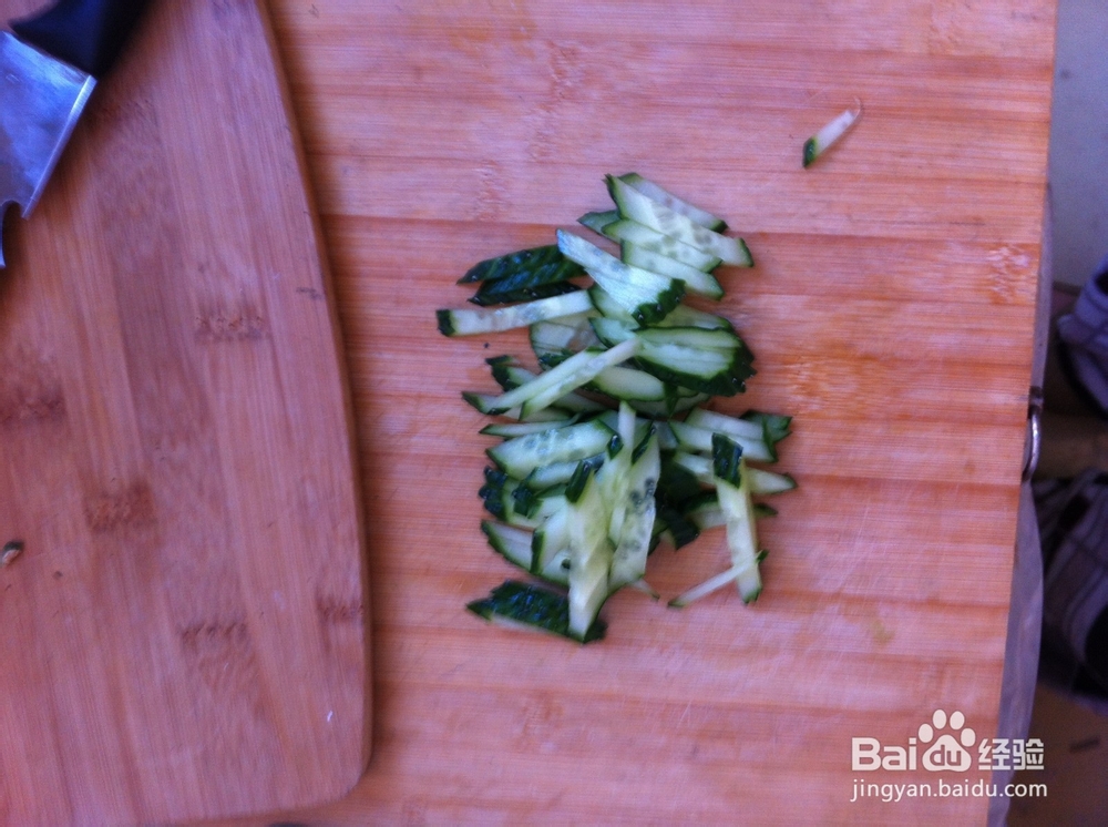 东北吉林的小吃热牛筋面做法（紫菜排骨味）