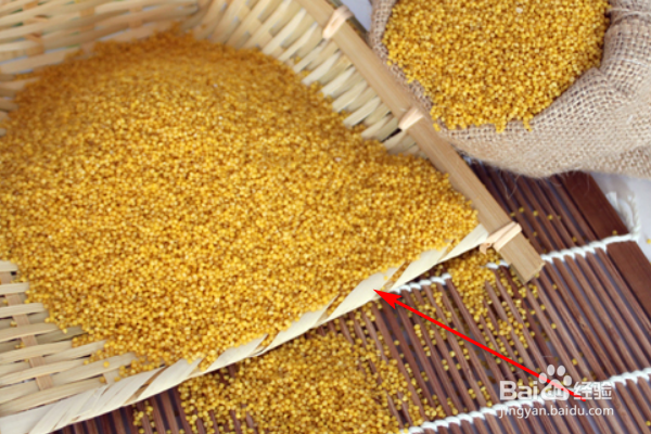 如何过滤小米中的杂质呢？