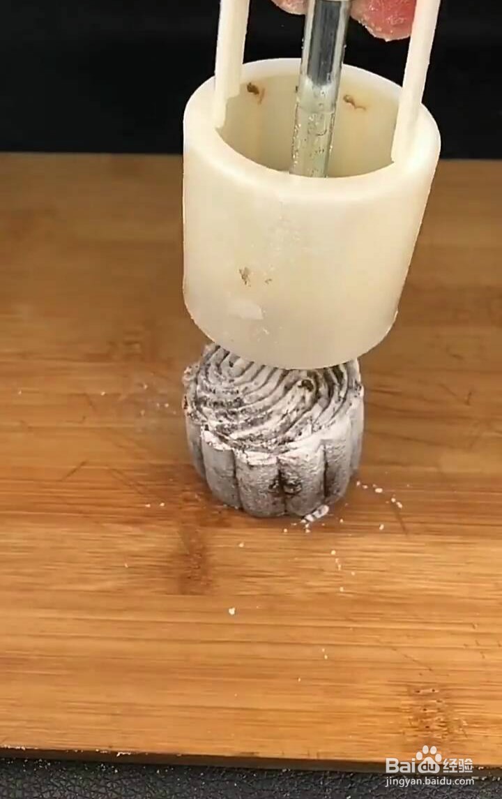 如何制作巧克力流心月饼?