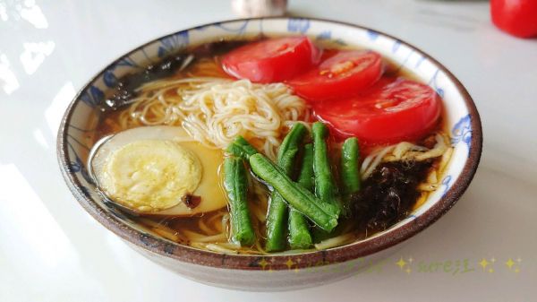 蛋柿酸热汤冷面