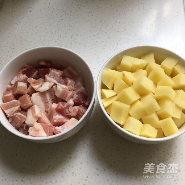 土豆五花肉焖饭