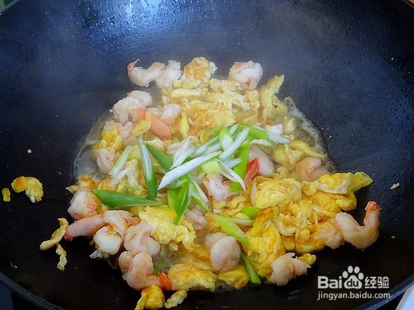 如何做虾仁滑蛋盖浇饭？