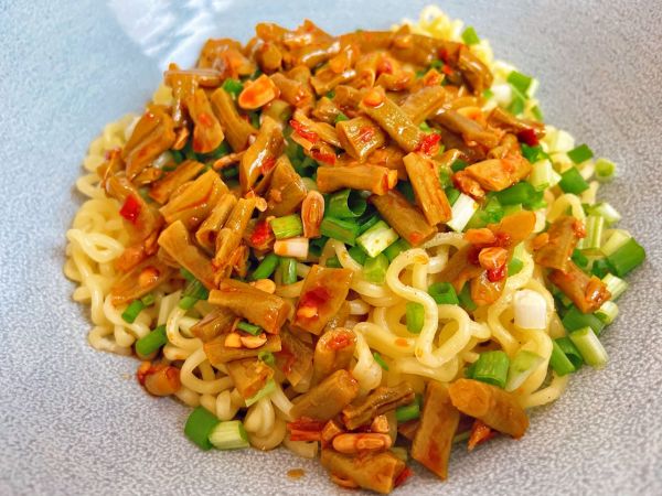 用泡面做武汉热干面