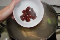 女性养颜美容之枣杞乳鸽汤