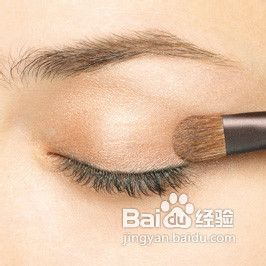 如何画出裸妆的眼影效果