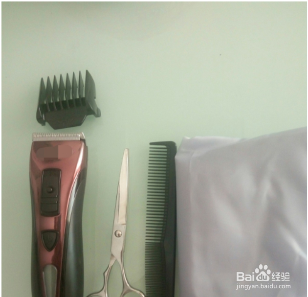 在家给小男孩理发教程