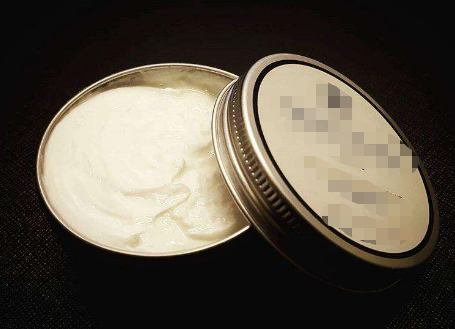 理发店洗完头发就抹了个东西再吹头发,头发亮了顺了,那是什么