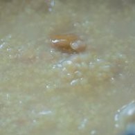 制作栗子枸杞小米粥