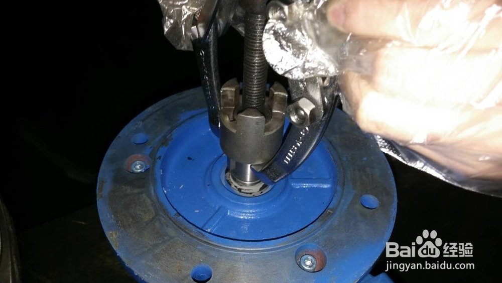 怎样利用工具拆卸电机转轴上的联轴器卡爪